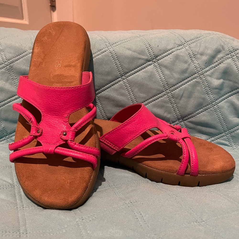 SPRING SALE 
🌸Beautiful magenta Aerosoles Sandals